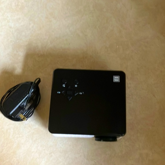 RCA RPJ212-B Portable Mini Projector HDMI 1080P up to 90" Projection - Picture 1 of 3